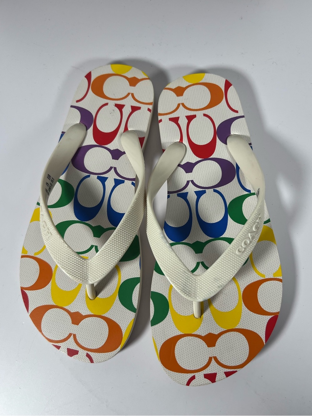 7057: Coach Rainbow Signature Flip Flops Sandals Size 5